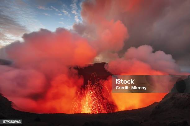 Erupcja Wulkanu Na Górze Yasur Tanna Vanuatu - zdjęcia stockowe i więcej obrazów Wulkan - Wulkan, Krater wulkaniczny, Pacyficzny pierścień ognia