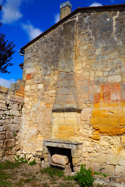 chimenea fuera de una antigua casa de la ciudad medieval de saint emilion, en el departamento de gironda, en nueva aquitania en el suroeste de francia - house farm brick chimney fotografías e imágenes de stock