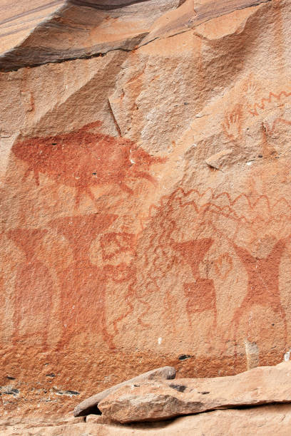 arte de pinturas de acantilados de 3.000 años cerca del río mekong. - fish trap fotografías e imágenes de stock