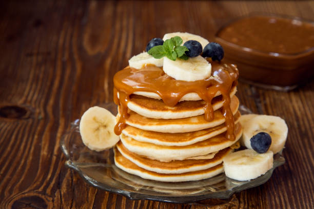 パンケーキ - honey caramel syrup fruit ストックフォトと画像