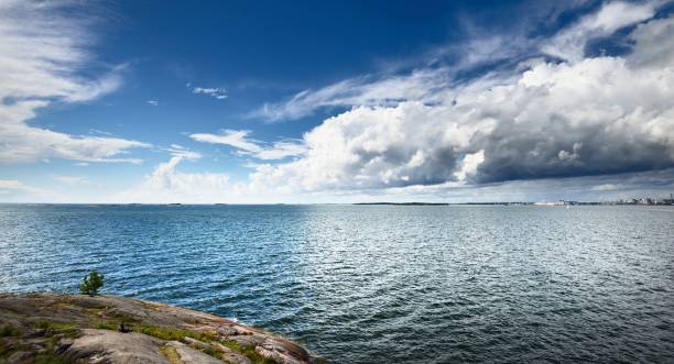 paisaje marino desde una costa de helsinki en un hermoso día de verano - suomenlinna fotografías e imágenes de stock