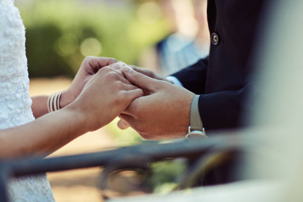 prometo tenerte en mi corazón para siempre - renovación de votos de matrimonio fotografías e imágenes de stock