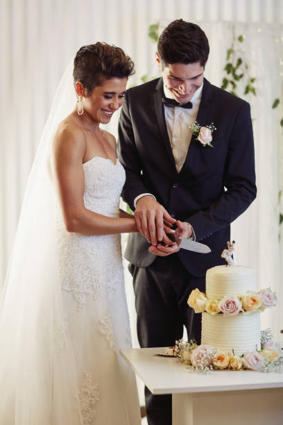 ウェディングケーキを切る伝統を称えた時間 - wedding cake newlywed wedding cake ストックフォトと画像