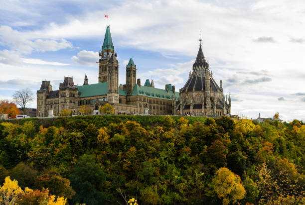 parliament hill in der herbstsaison, ottawa, kanada - autumn clock roof colors stock-fotos und bilder