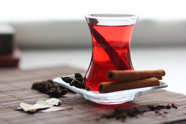 ruby carcade tea with cinnamon sticks, cloves, badyan and bay leaves - bay leaf healthy eating food and drink red imagens e fotografias de stock