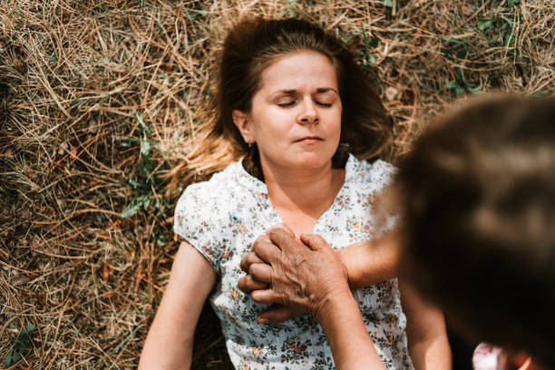 donna svenuta sdraiata a terra - torso physical therapy patient relaxation exercise foto e immagini stock