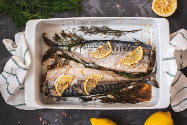 cocinar caballa al horno en un plato de horneado de cerámica con eneldo y limón - prepared fish cooked dinner mackerel fotografías e imágenes de stock