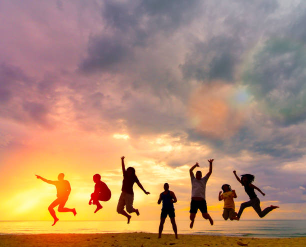 실루엣 행복 한 가족 사람들 그룹 승리 승리, 금융 자유 건강 웰빙에 사람 믿음, 여름에 함께 후퇴를 위한 주말 개념에 대 한 좋은 생활에 대 한 점프를 축 하 합니다. - wellness 뉴스 사진 이미지