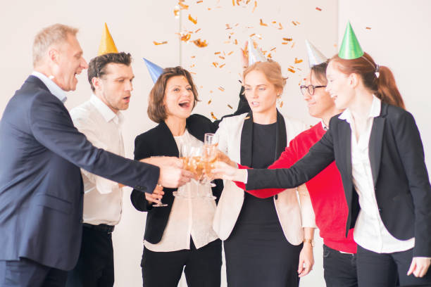 festa d'ufficio di capodanno - party business toast champagne foto e immagini stock