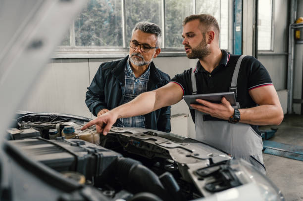 estimativa de reparação automática - repairing auto repair shop service technician - fotografias e filmes do acervo