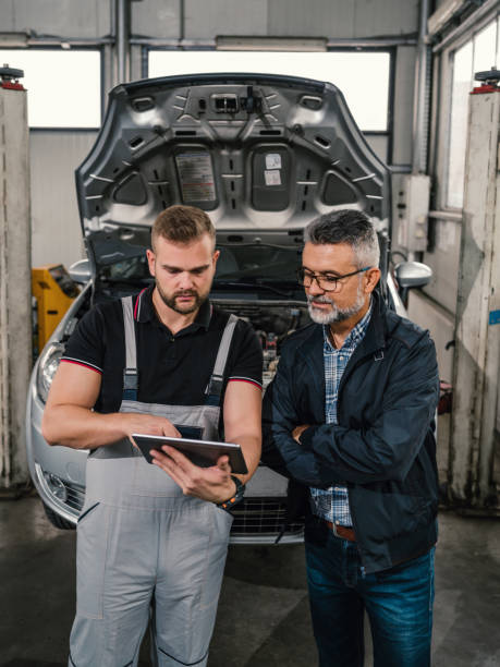 estimación de reparación automática - auto repair shop mechanic digital tablet customer fotografías e imágenes de stock