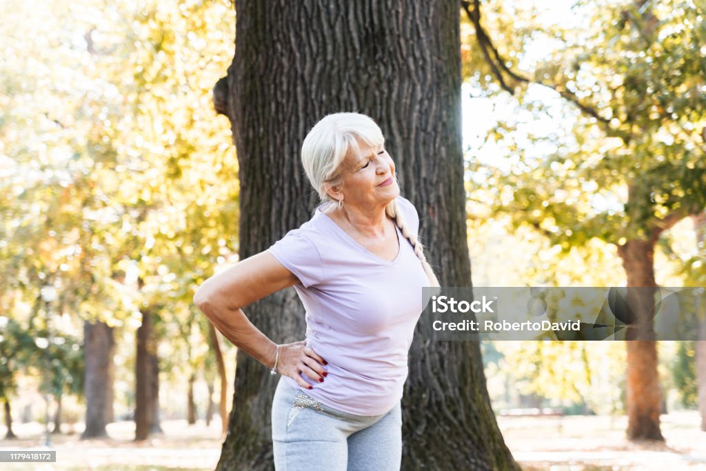 Seniorin trainiert im Park - Lizenzfrei Hüfte Stock-Foto