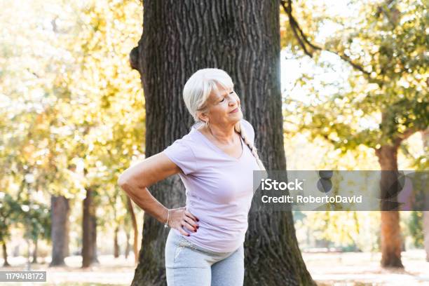 Seniorin Trainiert Im Park Stockfoto und mehr Bilder von Hüfte - Hüfte, Schmerz, Alter Erwachsener