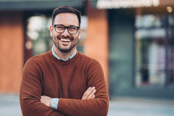街の屋外で笑顔の男 - smart casual ストックフォトと画像