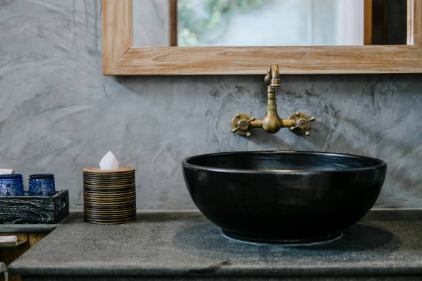 черная раковина старинные медный кран чердак ванной - bathroom black faucet стоковые фото и изображения