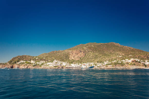 isla panarea a la luz de la mañana - 7958 fotografías e imágenes de stock