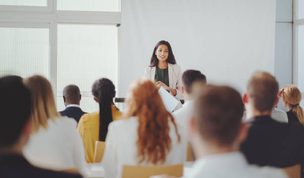 femme d'affaires indienne menant le séminaire - presentation business adult student seminar photos et images de collection