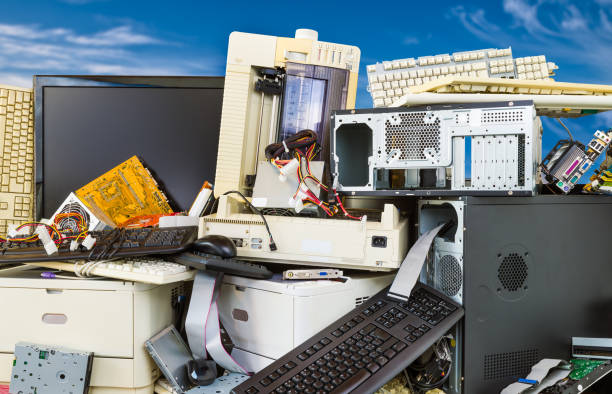 déchets électroniques, plastiques et métalliques sur un dépotoir de composants informatiques jetés. tri et élimination des refuces - repairing computer computer printer pc photos et images de collection