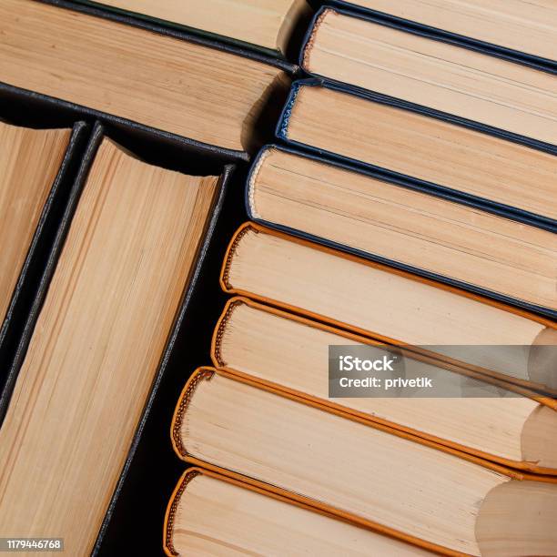 Viele Alte Bücher Stockfoto und mehr Bilder von Akademisches Lernen - Akademisches Lernen, Alt, Alterungsprozess