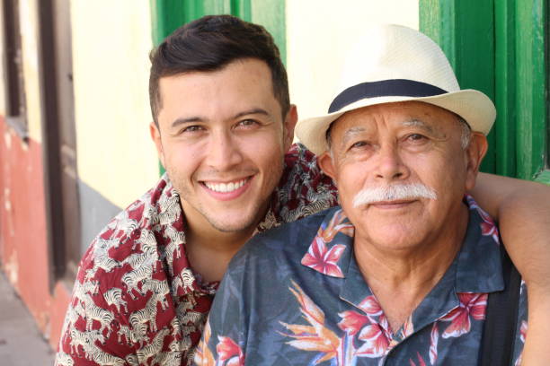 hombre mayor hispano con su hijo - puertorriqueño fotografías e imágenes de stock