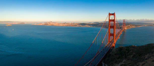 luftansicht des sonnenuntergangs der golden gate bridge in san francisco. - orange golden gate bridge tower suspension bridge stock-fotos und bilder