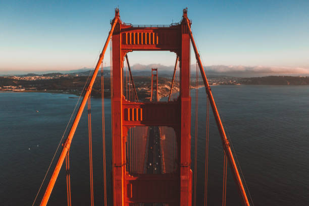 米国サンフランシスコのゴールデンゲートブリッジの空中夕日の眺め。 - golden gate bridge bridge night sunset ストックフォトと画像