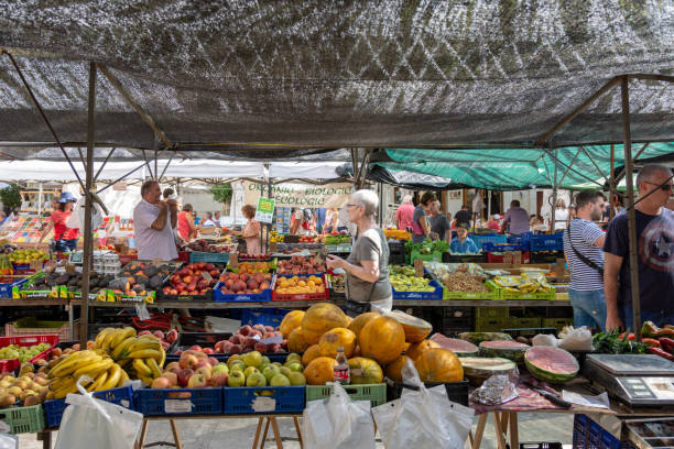 shopper auf einem markt in pollensa, mallorca - 5898 stock-fotos und bilder