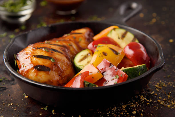 バーベキュー焼き鶏の胸肉と野菜 - barbecue grill chicken barbecue chicken breast ストックフォトと画像