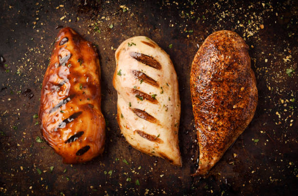 petto di pollo alla griglia e arrosto con condimento - barbecue grill chicken barbecue chicken breast foto e immagini stock