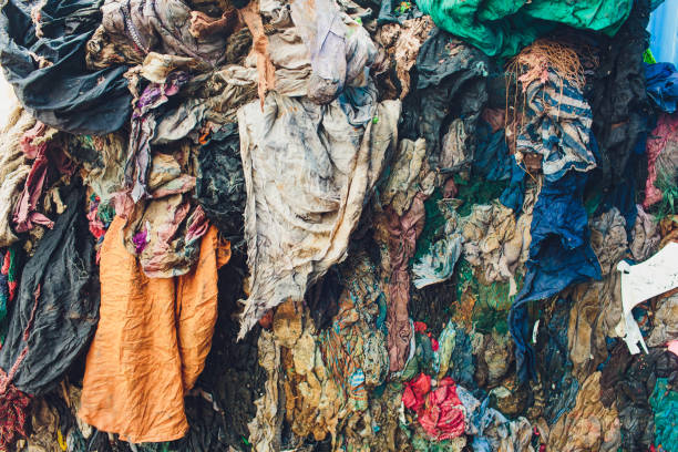 basura de escombros degradados la eliminación de los residuos aumentará la acumulación de residuos en el área de almacenamiento. - landfill fotografías e imágenes de stock