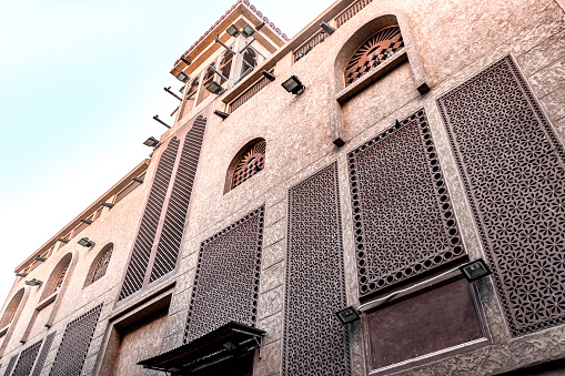 Arquitectura oriental con patrones árabes tradicionales en las ventanas. Heritage Village, Deira, Dubái photo