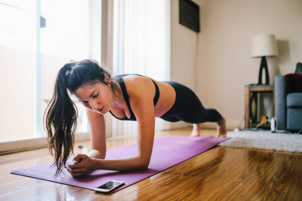 kobieta ćwiczy deski w domu w los angeles - stretching yoga exercise mat women zdjęcia i obrazy z banku zdjęć