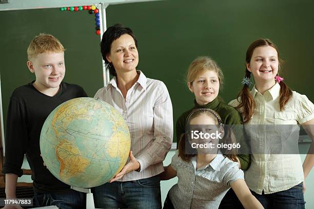 Na Escola - Fotografias de stock e mais imagens de Adulto - Adulto, Aluna, Aluno