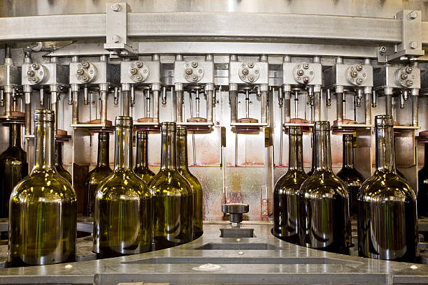 병입 꺾은선형 - bottling plant winery wine industry 뉴스 사진 이미지