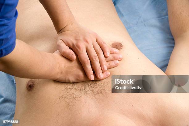Massagem Cardíaca - Fotografias de stock e mais imagens de Massajar - Massajar, Peito, Adulto