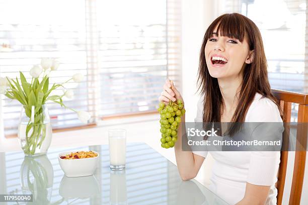 Adolescente Sorridente Mangiare La Prima Colazione - Fotografie stock e altre immagini di 16-17 anni - 16-17 anni, Abbigliamento casual, Adolescente