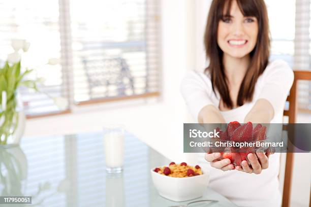 Sonriente Mujer Holding Fresa Foto de stock y más banco de imágenes de 16-17 años - 16-17 años, Adolescencia, Adolescente