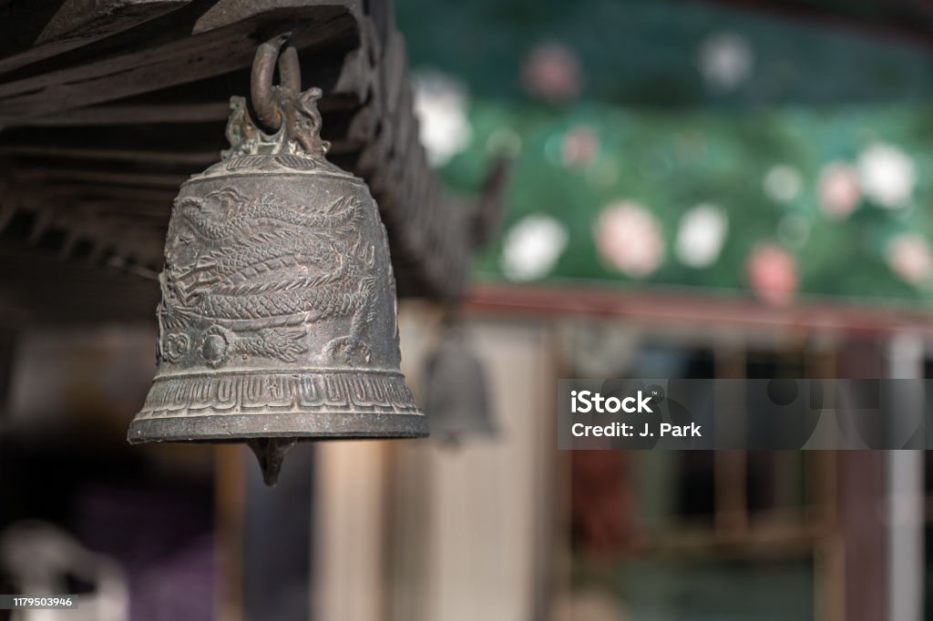 성전에서 사용되는 작은 종 0명에 대한 스톡 사진 및 기타 이미지 - 0명, 가을, 강철 - iStock