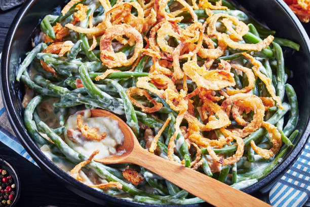 homemade green bean casserole topped with french crispy fried onions - close up directly above holiday nobody imagens e fotografias de stock