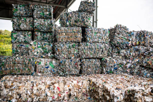 야외에 적층 된 압축 재활용 재료 베일 - recycling paper garbage recycling center 뉴스 사진 이미지