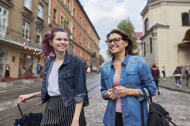 portrait of mother and daughter of teenager 15 years old - teenager 14 15 years 13 14 years cheerful imagens e fotografias de stock