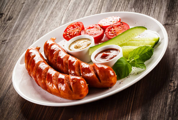 salchichas y verduras a la parrilla - sausage knackwurst food bratwurst fotografías e imágenes de stock