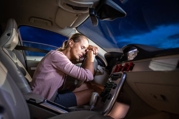jeune conducteur féminin au volant de sa voiture, super fatigué - driving text messaging accident car photos et images de collection