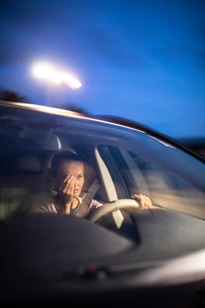 jeune conducteur féminin au volant de sa voiture, super fatigué - driving text messaging accident car photos et images de collection