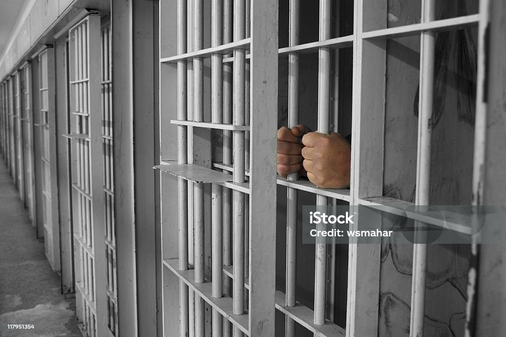 Mani sulla cella bar - Foto stock royalty-free di Prigioniero