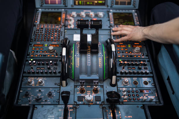 mão do piloto que acelera no regulador de pressão em uma cabina do piloto comercial do vôo do avião - airplane cockpit taking off pilot - fotografias e filmes do acervo