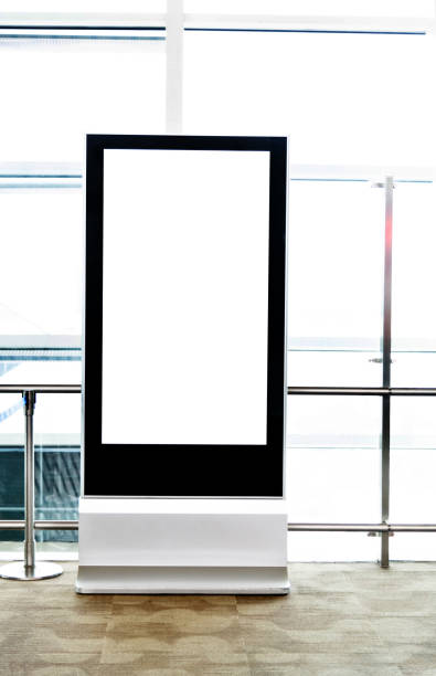 quiosco de carteles en blanco en el corredor del aeropuerto - lightbox poster wall billboard fotografías e imágenes de stock