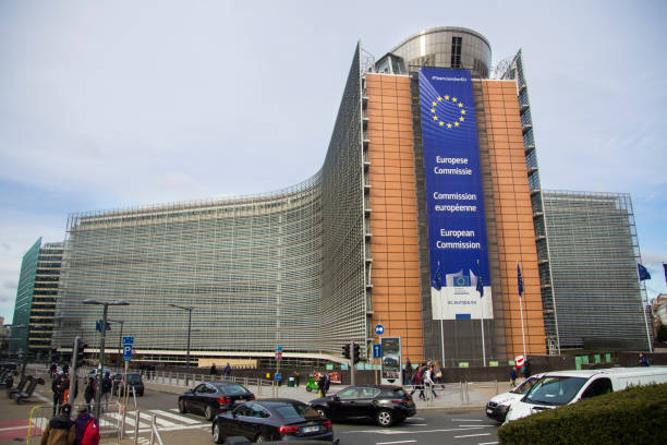 pałac berlaymont - european parliament government flag europe zdjęcia i obrazy z banku zdjęć
