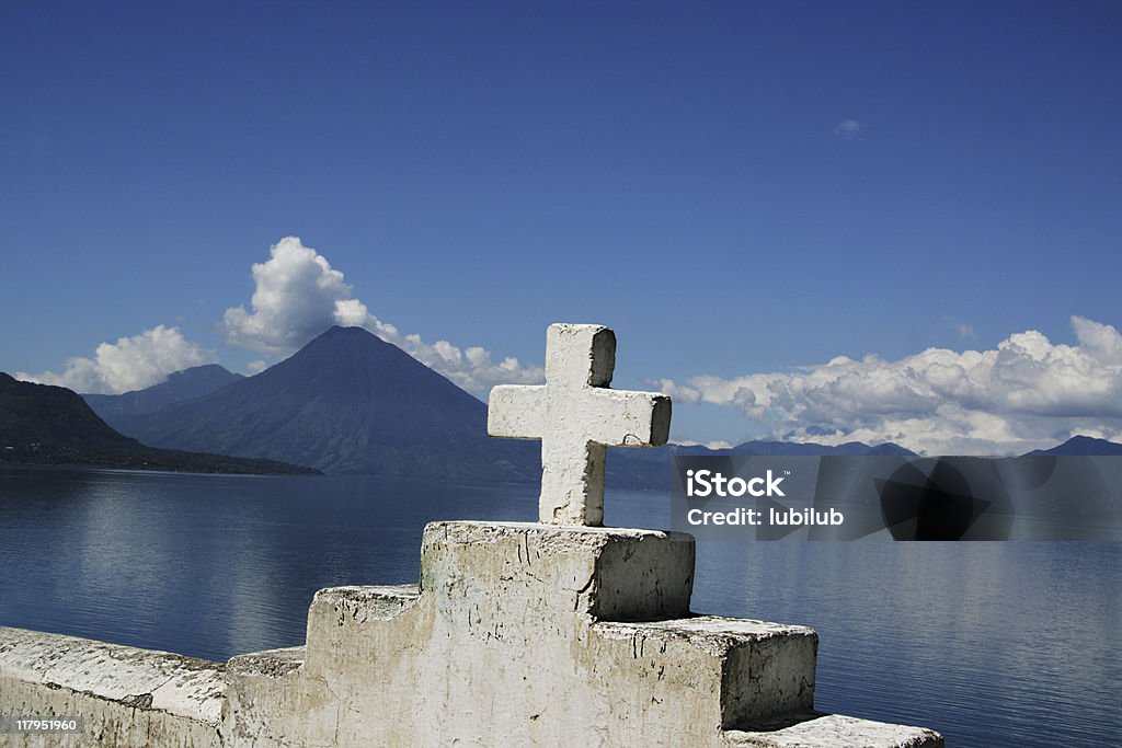Weißes Kreuz auf die Berge das hoch über dem lake Atitlan Guatemala - Lizenzfrei See Lago de Atitlan Stock-Foto