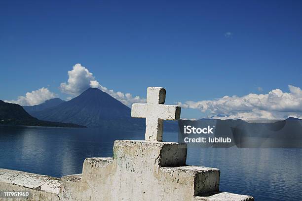 Weißes Kreuz Auf Die Berge Das Hoch Über Dem Lake Atitlan Guatemala Stockfoto und mehr Bilder von See Lago de Atitlan